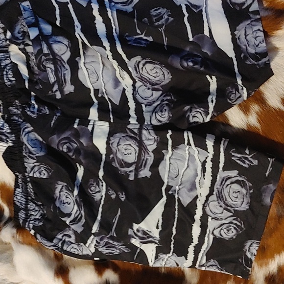 Black Rose Shorts Sz M - Picture 4 of 4